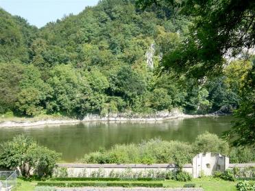 danube-river-and-surrounding-low-wall